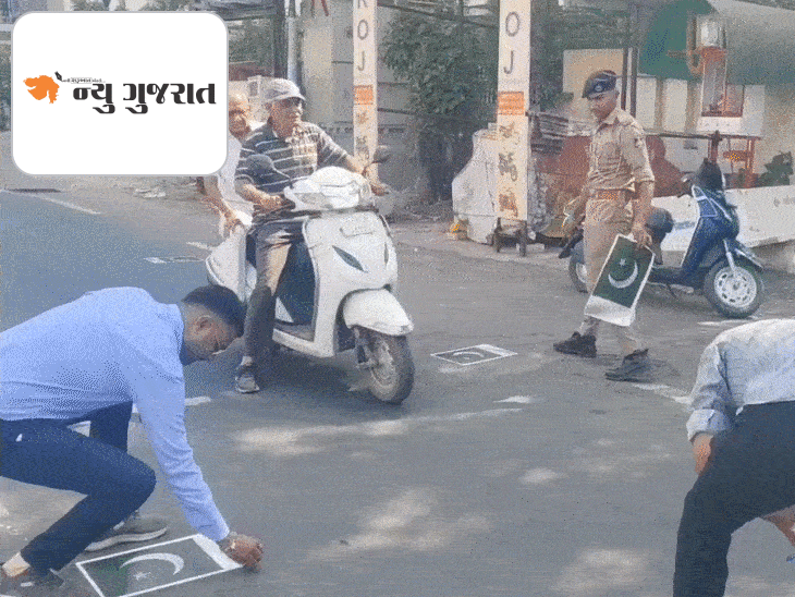 પાકિસ્તાનના ઝંડા રોડ પર લાગતાં વડોદરા પોલીસ દોડતી થઈ:મુખ્ય રોડ પર લગાવેલાં સ્ટિકરો તરત જ હટાવી દેવાયાં; કોણે ચોંટાડ્યાં એ રહસ્ય અકબંધ