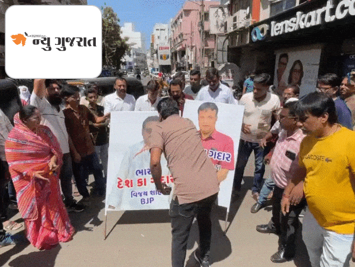 ભાજપ મંત્રીના પોસ્ટર પર ગદ્દાર લખી ચપ્પલ મારી-આગ ચાંપી:કર્નલ સોફિયાને આતંકવાદીઓની બહેન કહેવા મુદ્દે રાજકોટમાં કોંગ્રેસે MPના મંત્રી વિજય શાહનો વિરોધ કર્યો