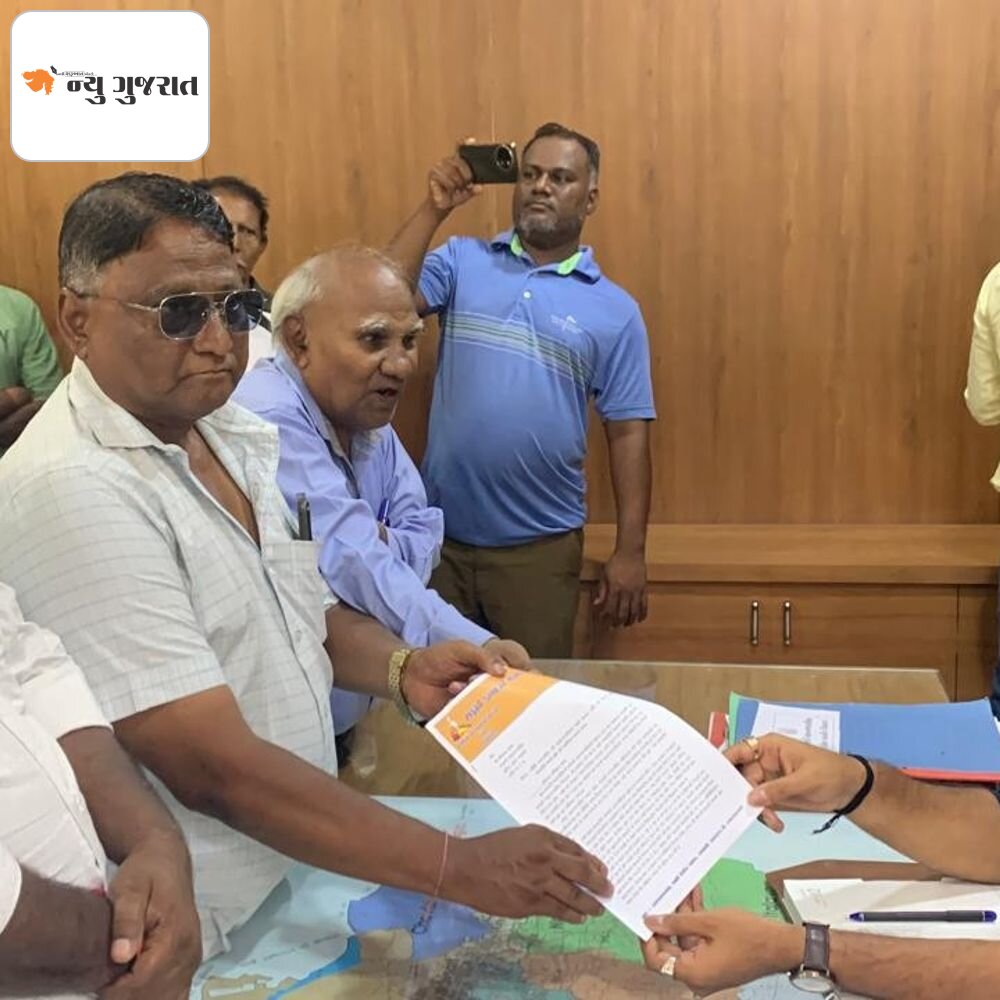 નવસારી મહાપાલિકાના હંગામી સફાઈ કર્મચારીઓની માંગ:5થી 20 વર્ષથી કાર્યરત કર્મચારીઓને કાયમી કરવા ડે.કમિશનરને આવેદન