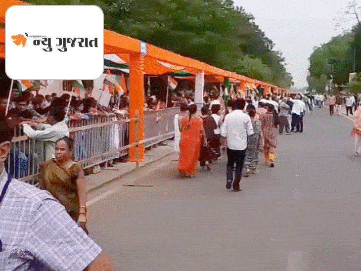 PM મોદીનો ગાંધીનગરમાં રોડ શો શરૂ:ખુલ્લી જીપમાં લોકોનું અભિવાદન ઝીલ્યું, હાથમાં તિરંગો લઇને લોકો ઉમટ્યા